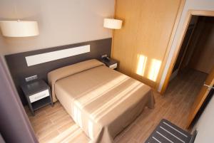 ハカにあるApartahotel & Spa Jacetaniaの小さなベッドルーム(ベッド1台、ナイトスタンド2台付) +37枚の写真
