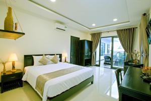 sypialnia z dużym łóżkiem i balkonem w obiekcie Zen Hoian Villa w Hoi An