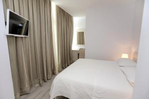 Hotel Bellevue Trogir客房内的一张或多张床位