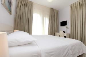 Hotel Bellevue Trogir客房内的一张或多张床位