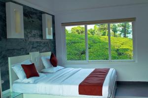 1 dormitorio con 1 cama grande y ventana en Gruenberg Tea Plantation Haus, en Munnar