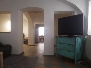 uma sala de estar com televisão numa cómoda em Jüstel apartment em Litoměřice