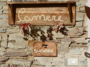 um sinal numa parede de pedra que diz samurai samurai samuraiimaru em Agriturismo La Casa Nei Boschi em Colderù