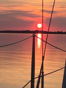 グラール・ミューリッツにあるHaus Seepferdchenの水上の船上の夕日