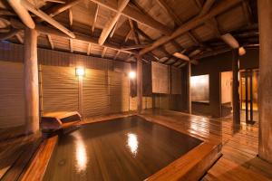 una habitación vacía con una piscina en el medio del piso en Bousui, en Higashiizu