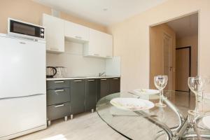 トリヤッチにあるHot Cappuccino Apartment SUTKI LIFEのキッチン(ガラステーブル、白い電化製品付)