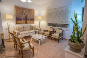 パリキアにあるHotel Cycladesのリビングルーム(ソファ、椅子、テーブル付)