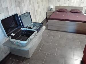 - une chambre avec un lit et une valise ouverte dans l'établissement Ideal pour un couple a la recherche du calme, à Frontignan