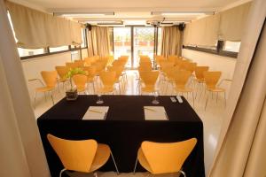 una sala de conferencias con mesa y sillas. en Ucciardhome Hotel, en Palermo