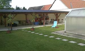 einen Hinterhof mit einem Pavillon sowie einem Tisch und Stühlen in der Unterkunft Penzion Cizku u Trebone in Třeboň