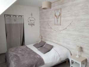 マルキーズにあるGîte les Hortensiasの木製の壁のベッドルーム1室(ベッド1台付)