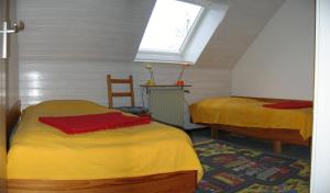 ザンクト・アンドレーアスベルクにあるAppartements Am Hexenstiegのベッド2台と窓が備わる客室です。
