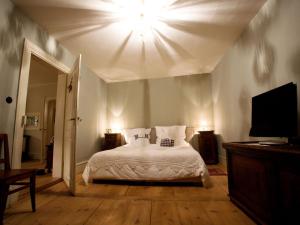 เตียงในห้องที่ La Maison 1603