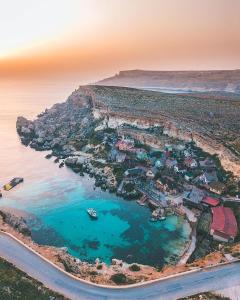 una vista aérea de una pequeña isla en el agua en Mellieha Town Centre Bright & Spacious 3 Bedroom Apartment en Mellieħa
