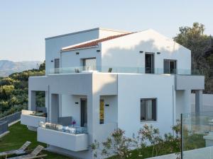 een wit huis met uitzicht bij Dempla Heights Villas in Tavronitis