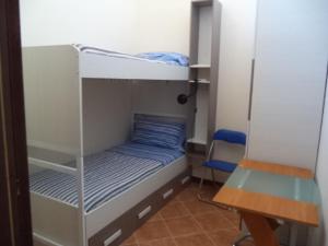 Kleines Zimmer mit 2 Etagenbetten und einem Schreibtisch. in der Unterkunft CASA DELL'ARCO in Calatafimi