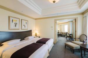 Postel nebo postele na pokoji v ubytování JR Hotel Clement Takamatsu