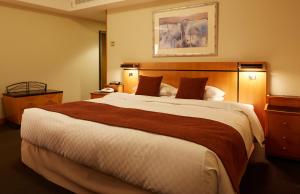 Postel nebo postele na pokoji v ubytování JR Hotel Clement Takamatsu