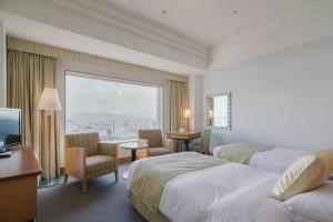 Postel nebo postele na pokoji v ubytování JR Hotel Clement Takamatsu