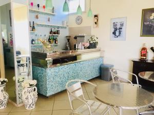 una cucina con bancone, tavolo e sedie di Hotel Majestic a Cesenatico