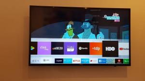 Televízia a/alebo spoločenská miestnosť v ubytovaní Las Plumas Beach