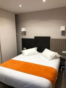 A bed or beds in a room at Yatt Hotel