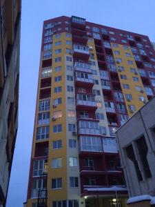 un grand bâtiment avec de nombreuses fenêtres dans une ville dans l'établissement Cozy apartment near the airport "Kyiv", à Kiev