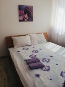 - un lit avec 2 oreillers dans l'établissement Cozy apartment near the airport "Kyiv", à Kiev