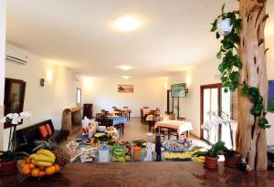 a living room filled with lots of fruits and vegetables at Agriturismo Salmarina in Abbiadori
