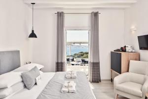 Uma área de estar em Mykonos Princess Hotel