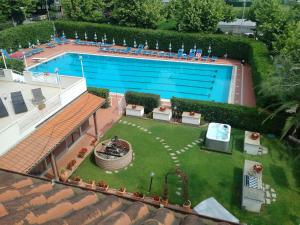 an overhead view of a swimming pool in a yard at Residence Aurora Wellness & Spa in Albenga