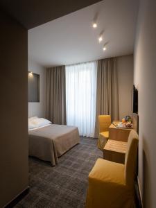 HNN Luxury Suites في جينوا: غرفة فندقية بسريرين وطاولة