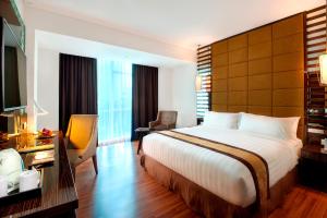 Postel nebo postele na pokoji v ubytování The Atrium Hotel & Resort Yogyakarta