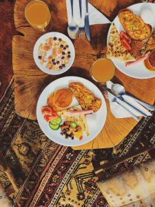 una mesa de madera con platos de desayuno. en Koza Cave Hotel, en Göreme