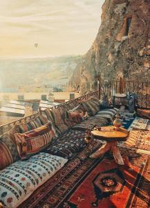 uma sala de estar com um sofá e uma mesa em Koza Cave Hotel em Goreme