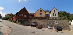 una casa con coches aparcados frente a una pared en Penzion Delanta, en Český Krumlov