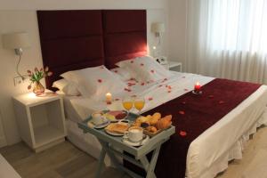 Łóżko lub łóżka w pokoju w obiekcie Hotel Gran Proa Playa Raxó
