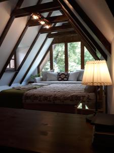 Un pat sau paturi într-o cameră la Casa Porumbacu 295