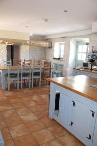eine Küche und ein Esszimmer mit Tisch und Stühlen in der Unterkunft The Cottage @ Mill Haven place in Pembroke + 20 Fotos