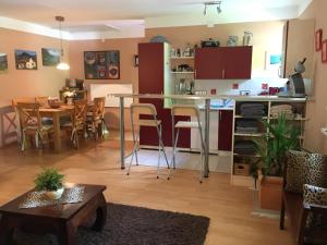 cocina y sala de estar con mesa y comedor en Seegarten Appartements en Feld am See