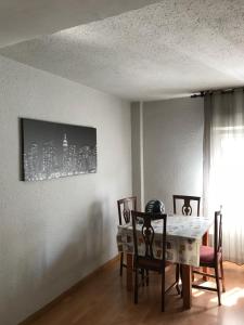 une salle à manger avec une table et des chaises dans l'établissement Apartamento low cost, à Gijón