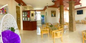 une salle à manger avec une table et des chaises dans l'établissement Golden Hotel, à An Nhơn