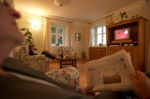 A television and/or entertainment centre at Winzerhaus Friedrich