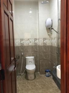 une salle de bains avec toilettes et lavabo dans l'établissement Golden Hotel, à An Nhơn