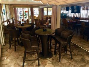 een eetkamer met tafels en stoelen in een restaurant bij Hotel Maria del Mar in Noja