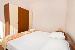 een kleine slaapkamer met 2 bedden en een kast bij Apartment Šare in Betina