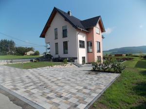 una casa con una entrada de piedra delante de ella en Ferienwohnung Sarah & Thorsten Blum en Kelberg