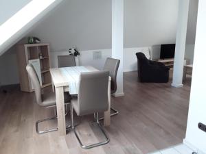 a dining table and chairs in a living room at Ferienwohnung Osterheide in Schneverdingen
