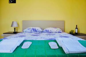 una camera da letto con un grande letto con due cuscini di Villa Georgiana a Gonio