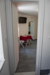 um corredor com uma mesa num quarto em Monolocale Marola em La Spezia